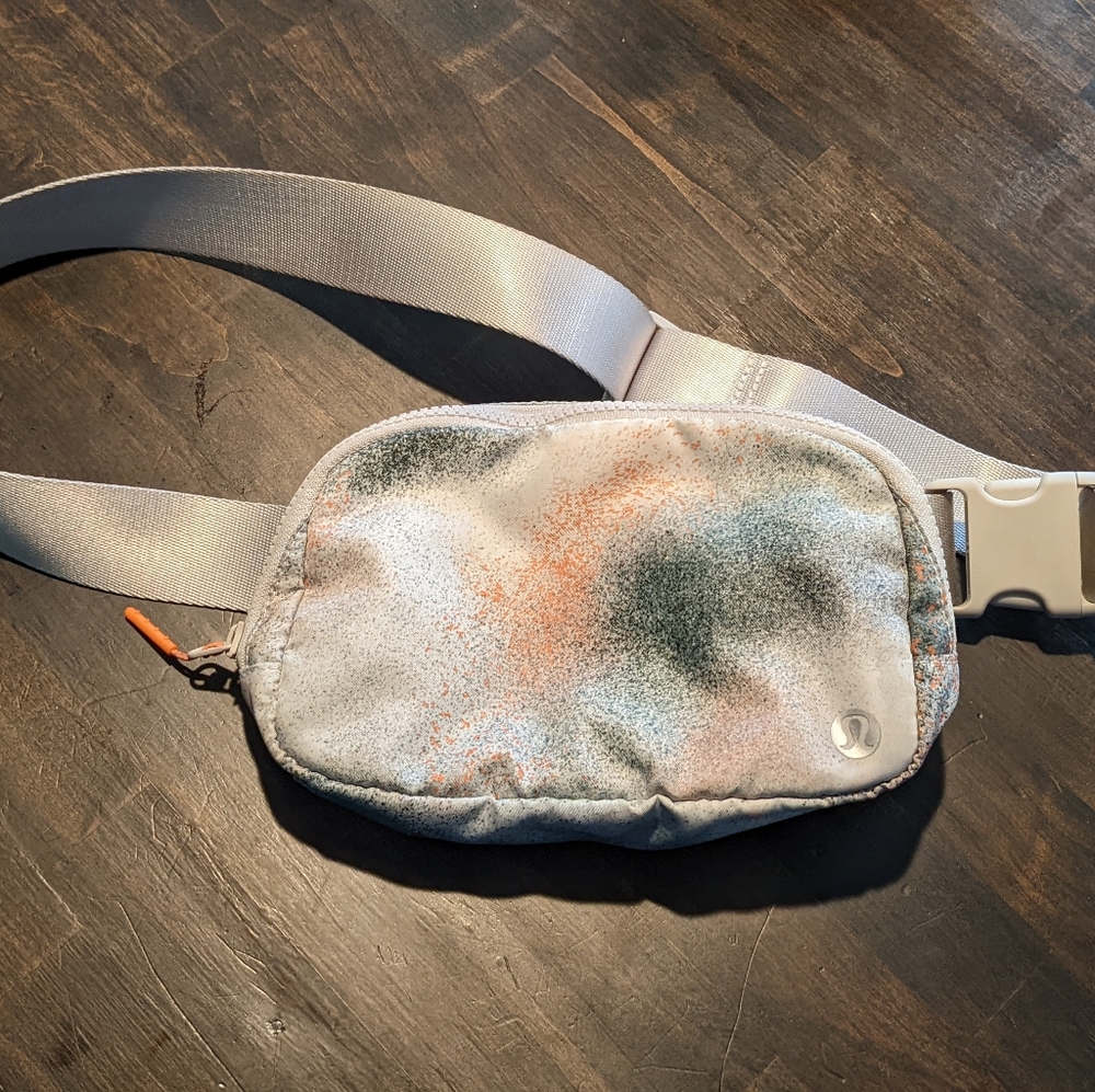 lululemon Belt Bag - spray paint